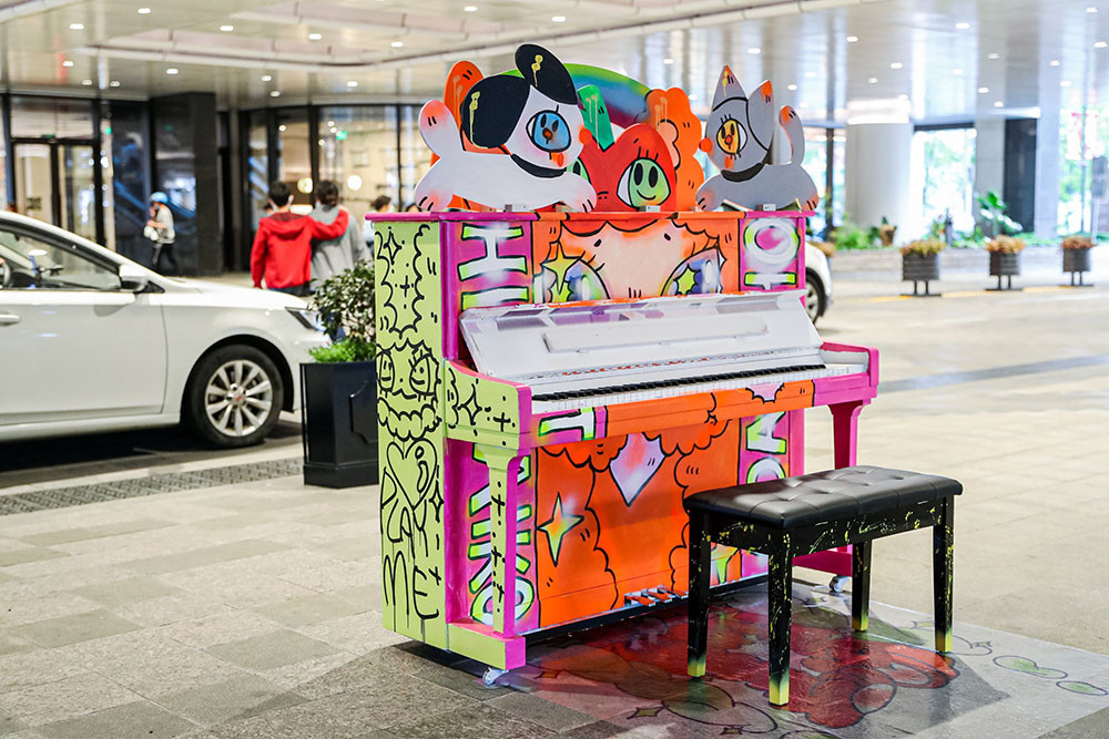 上海地铁口的钢琴回来了，五彩涂鸦，人人都能弹奏