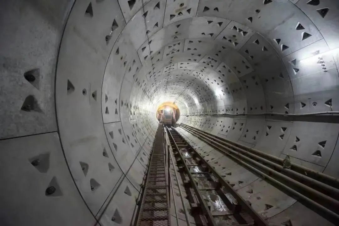 杭州地铁6号线二期“轨通”，江南大道隧道“洞通”