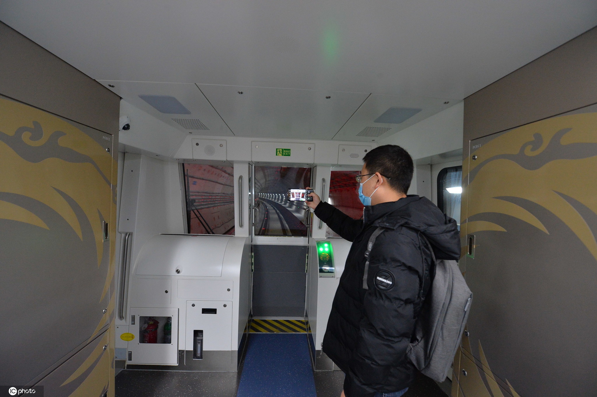 西部首条无人驾驶地铁亮相9号线 可随意进入驾驶室参观