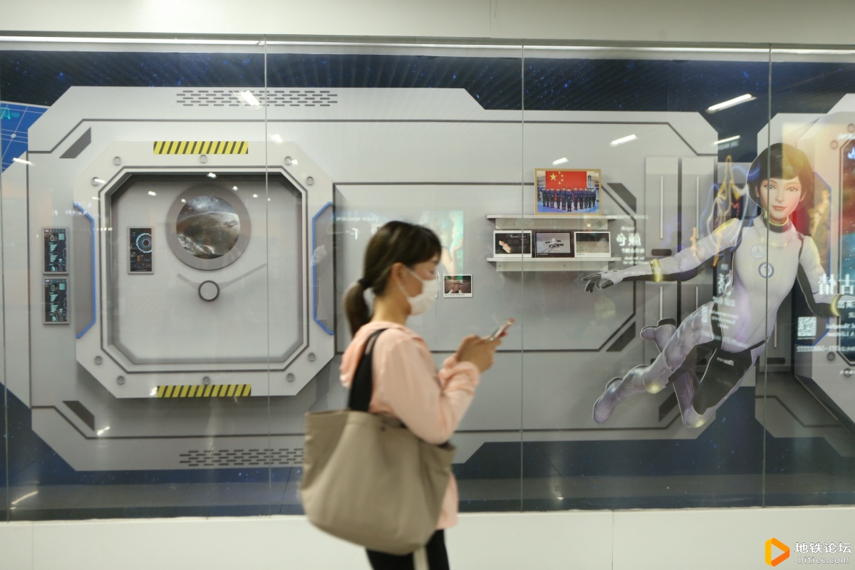 南京东路地铁站现火星探测、探月、载人航天展