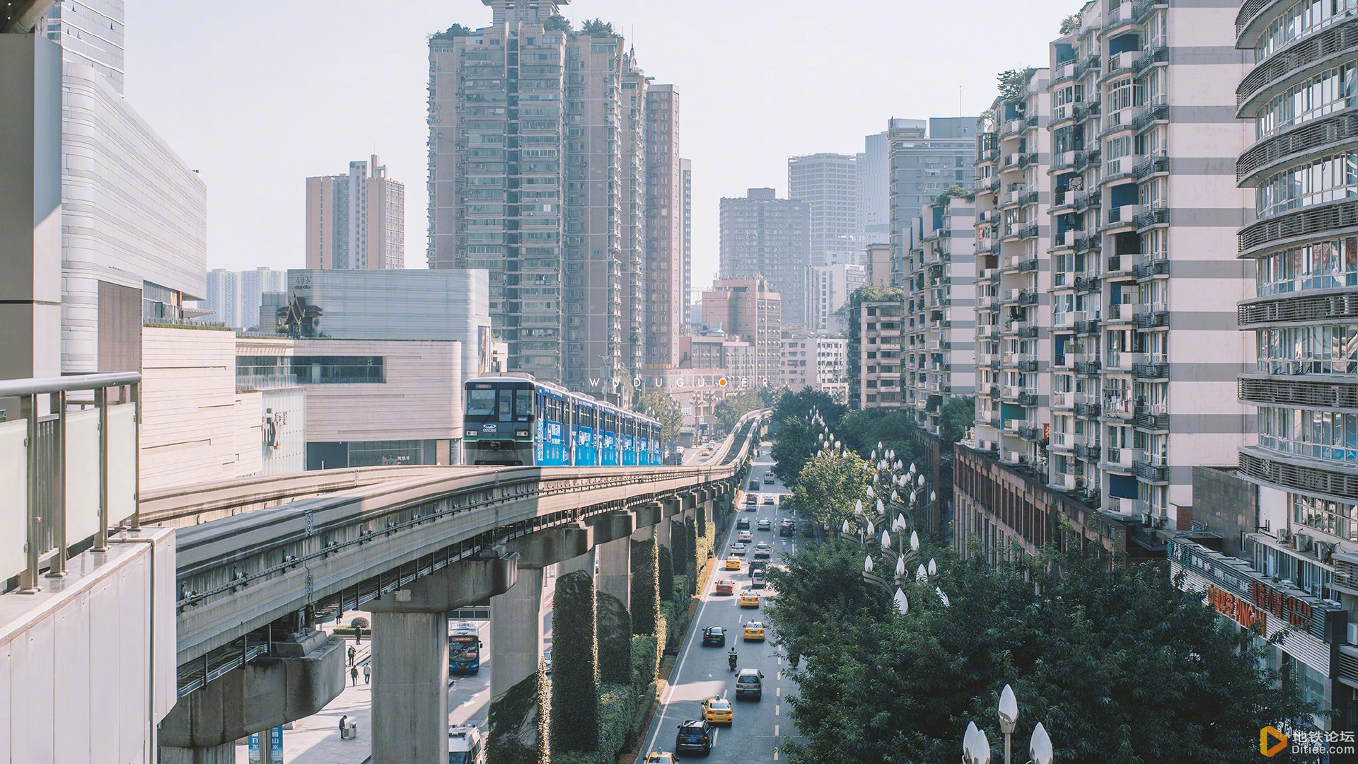 坐在穿梭于城市游乐园的“过山车”上，带你领略山城之美