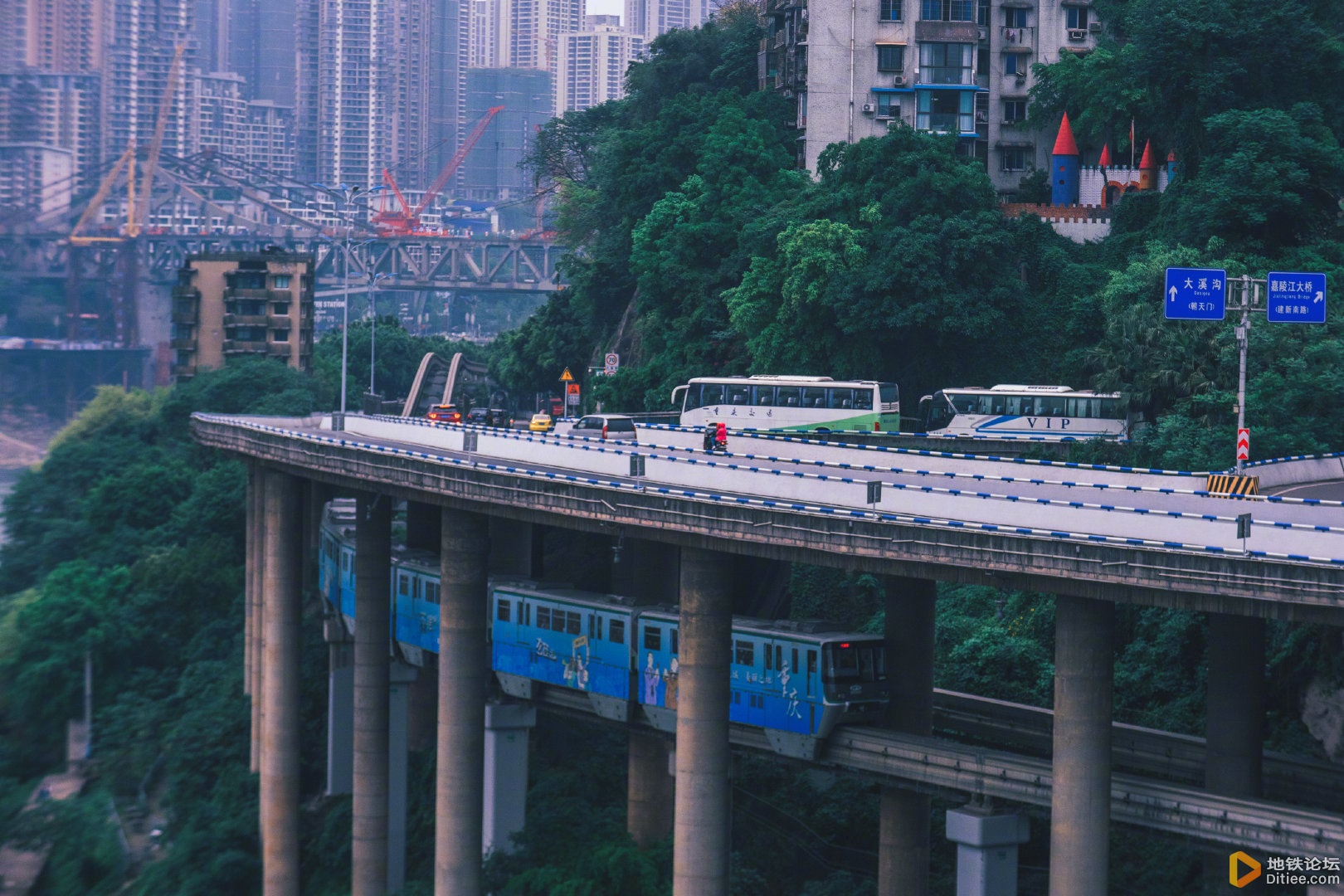 坐在穿梭于城市游乐园的“过山车”上，带你领略山城之美