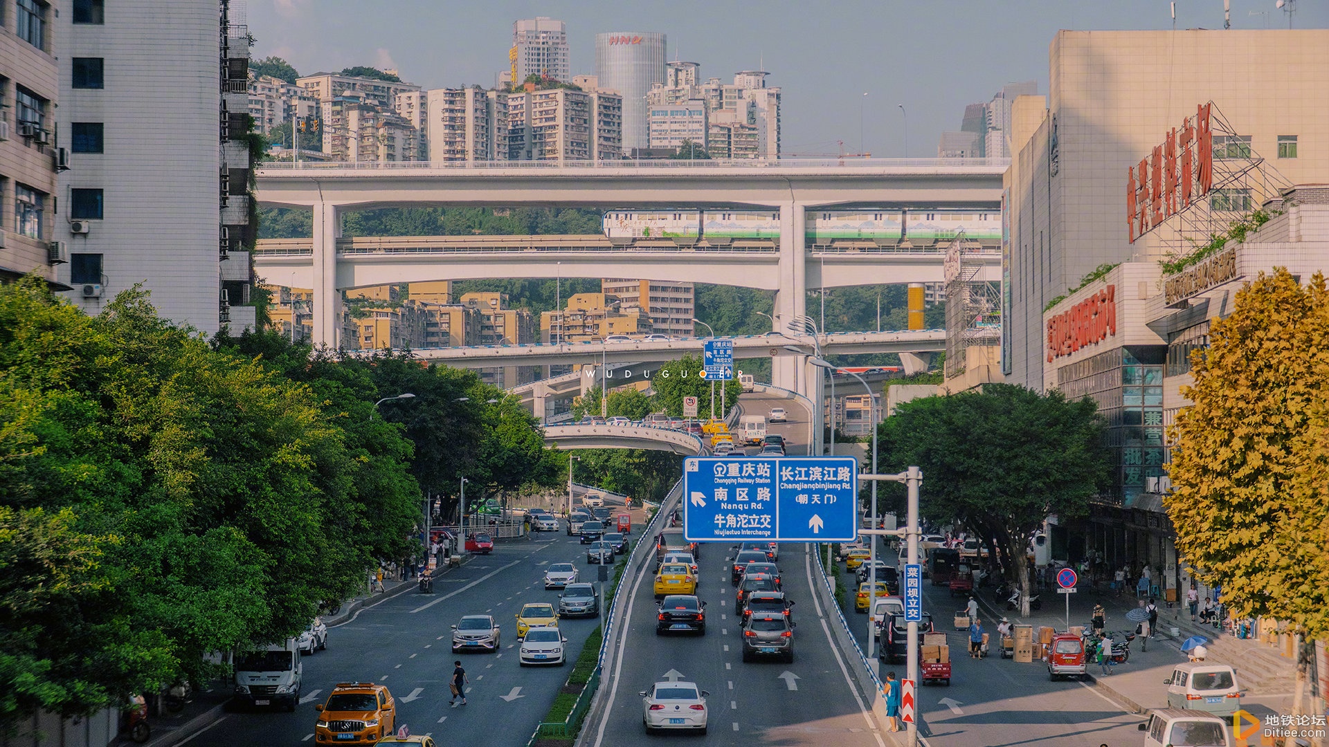 坐在穿梭于城市游乐园的“过山车”上，带你领略山城之美