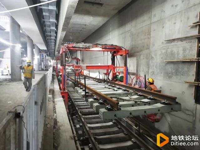 北京地铁11号线6月底将完成轨道铺设，计划年底通车运行