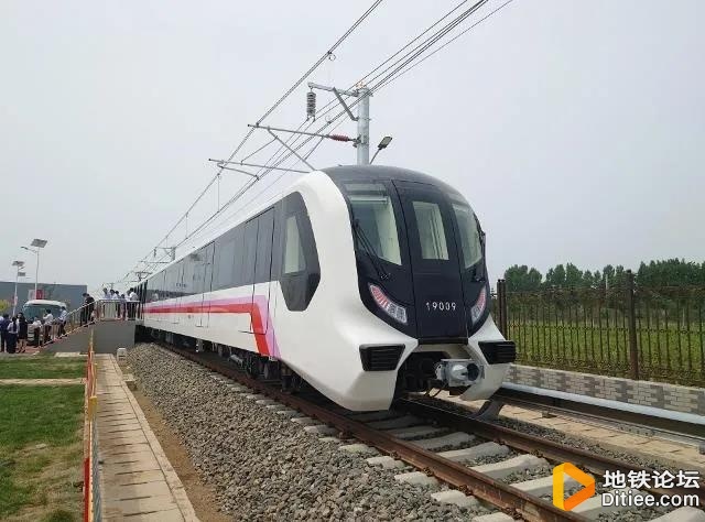 北京轨道交通产业园房山落成，地铁19号线首列车组下线