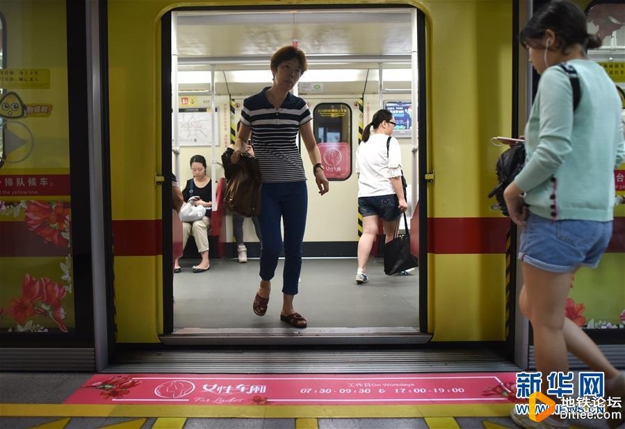 广州地铁1号线今起试点设女性车厢