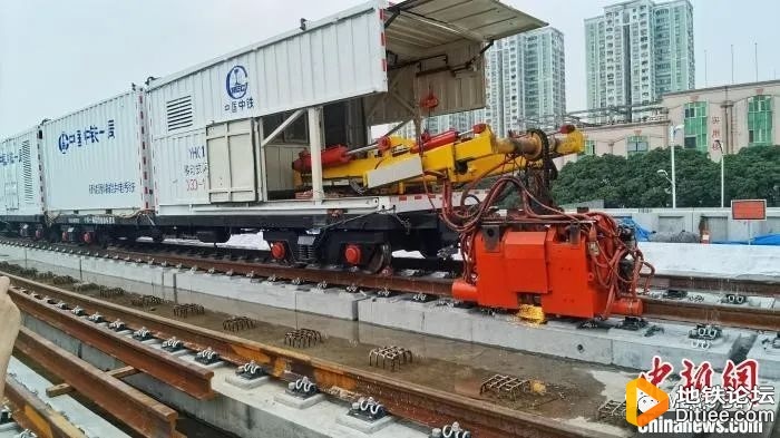 中国首台新能源焊轨机在佛山地铁3号线作业现场