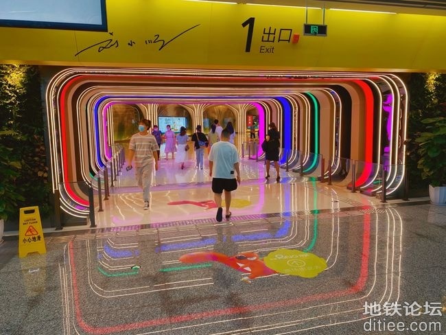 重庆又出现一个“网红”地铁口，如同时光隧道