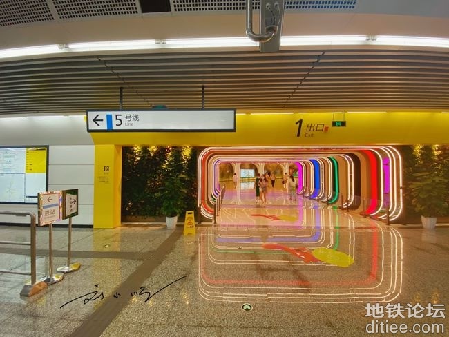 重庆又出现一个“网红”地铁口，如同时光隧道