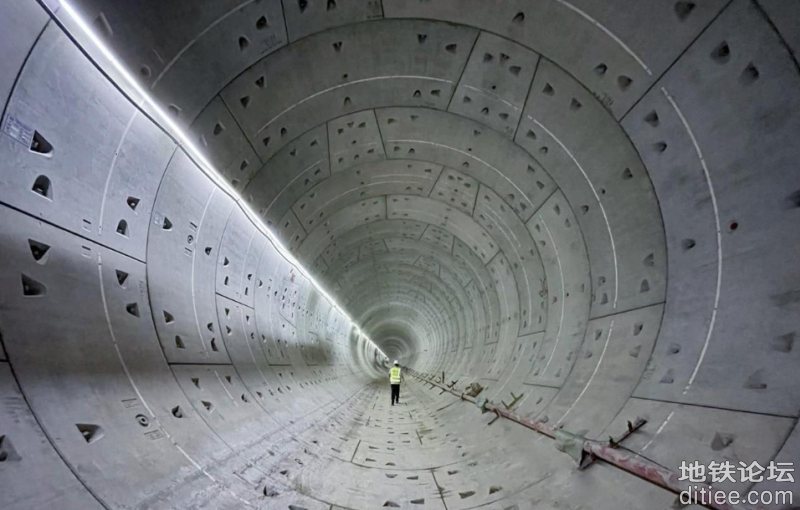 深圳地铁首台大盾构扩挖小盾构区间实现双线贯通