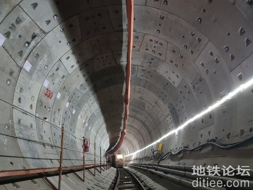 南京地铁5号线盾构下穿护城河