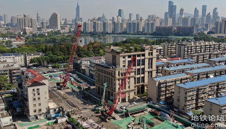 南京地铁七号线南湖路站加紧建设