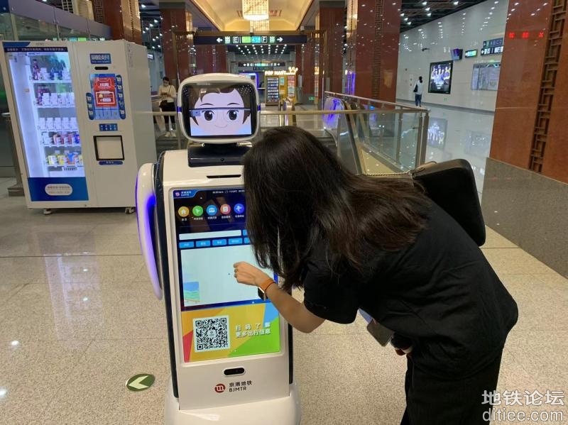 北京地铁首个车站智能服务机器人国家图书馆站“上岗”...