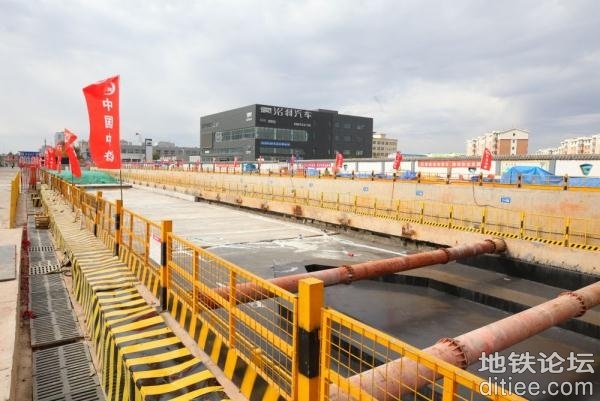 长春地铁5号线首座车站完成封顶