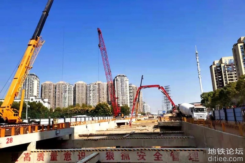 武汉前川线马池车站顺利封顶