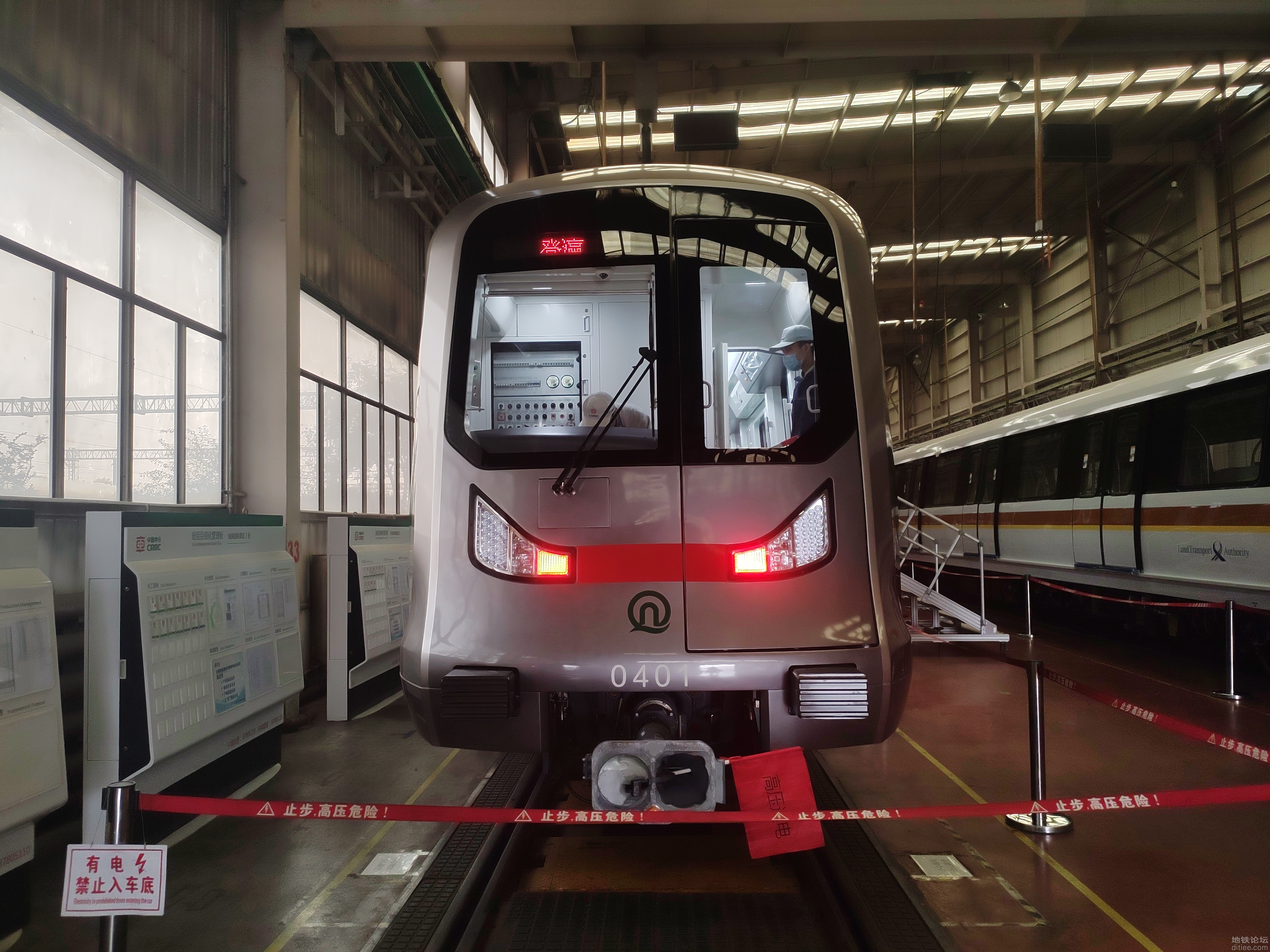 青岛地铁4号线电客车首列车完成静态调试