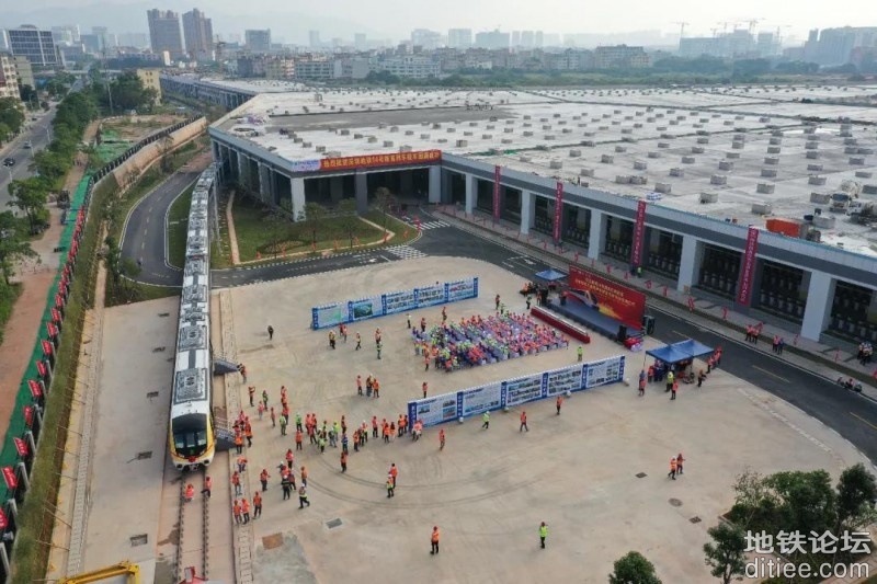 深圳地铁14号线在昂鹅车辆段举行首列车接车仪式
