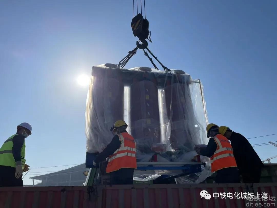 杭州机场快线工程供电系统安装工程一标段首所设备吊装...