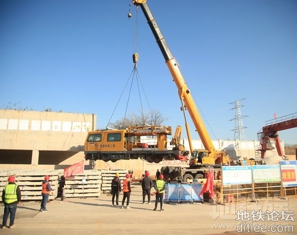 南京地铁1号线北延工程供电项目完成轨道车吊装！
