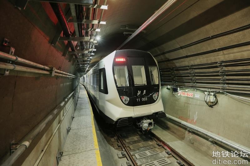 北京地铁11号线西段平稳“跑图”，将于年底开通试运营