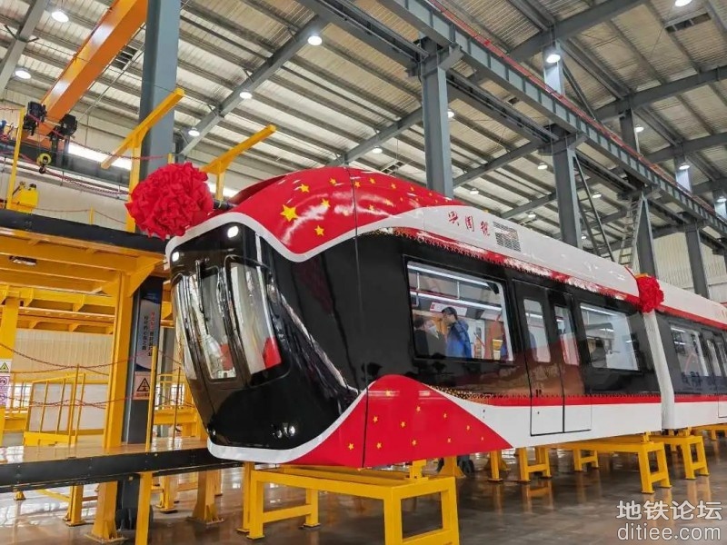 武汉国内首条磁浮空轨车辆“兴国号”下线