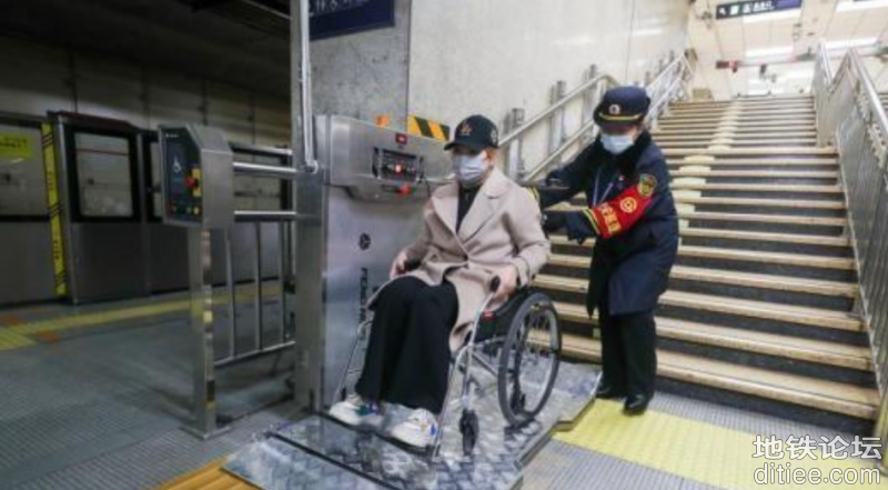 北京地铁更新完善无障碍设施