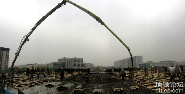 武汉地铁前川线工程车站主体结构封顶