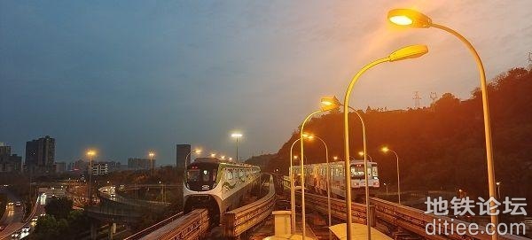 重庆地铁2号线新增8辆编组单轨列车