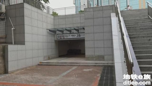 重庆地铁10号线鲤鱼池站2B出入口开通