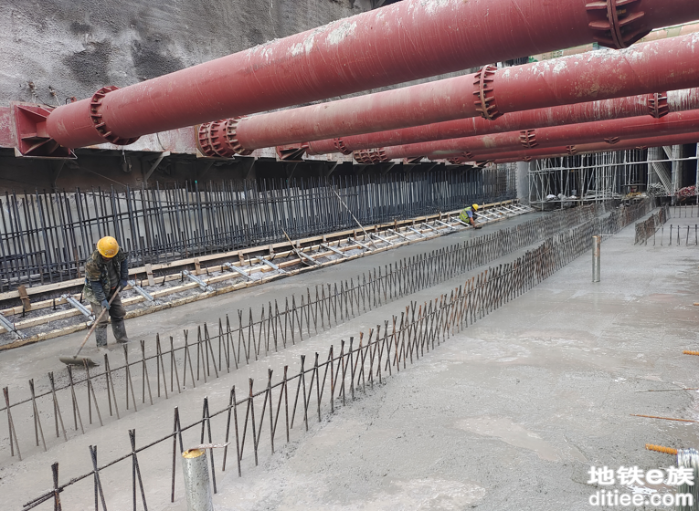 南京地铁4号线二期定向河北站底板浇筑全部完成
