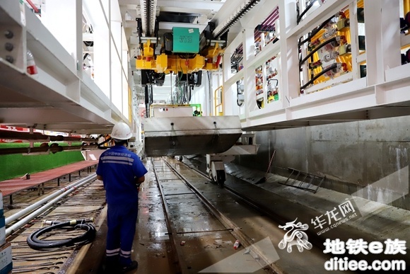两台盾构机始发 重庆轨道交通15号线一期建设提速