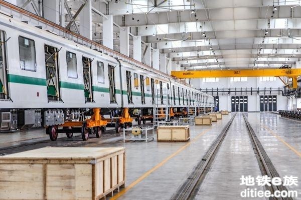 武汉地铁首列“最宽”列车完成“全身大体检”