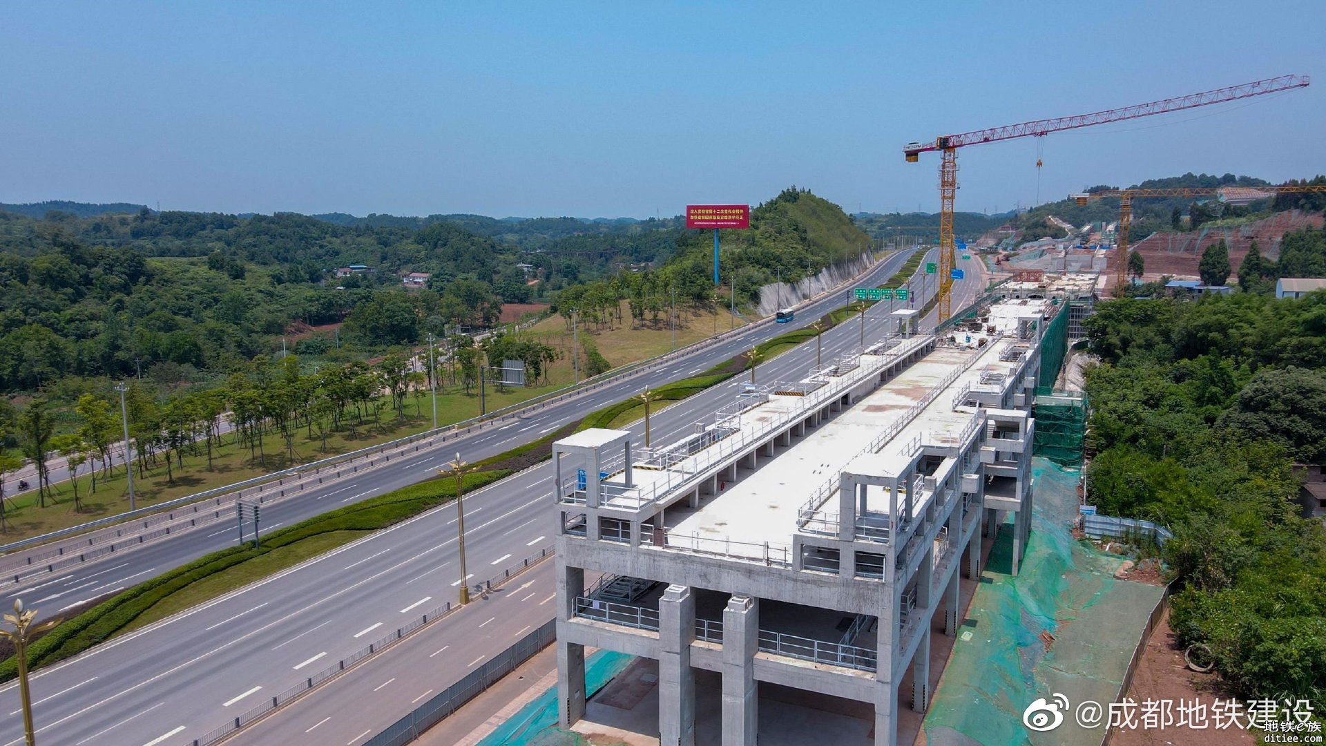 四川首条跨市城际轨道交通资阳线工程临空经济区站通过...