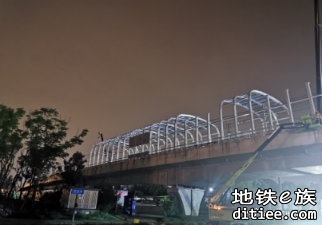轨道交通5号线幸福桥～九道堰区间 第一跨金属屏体安装完成