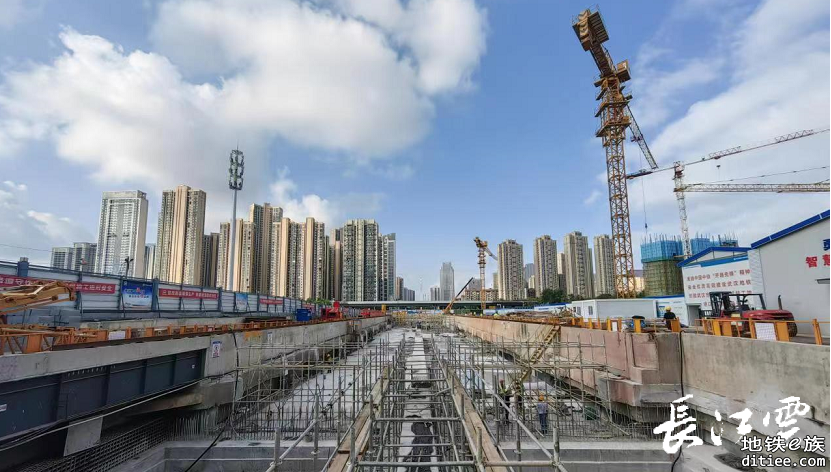 武汉地铁12号线港口村站主体结构顺利封顶
