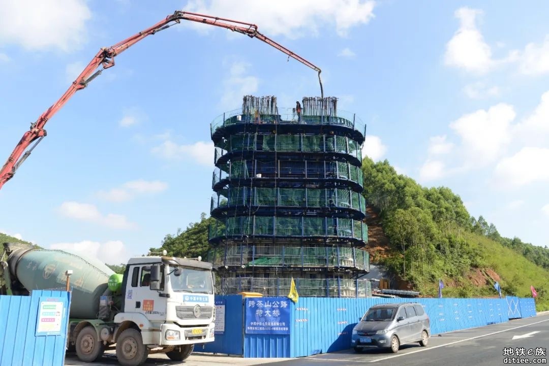 珠肇高铁跨茶山公路特大桥连续梁主墩顺利浇筑完成