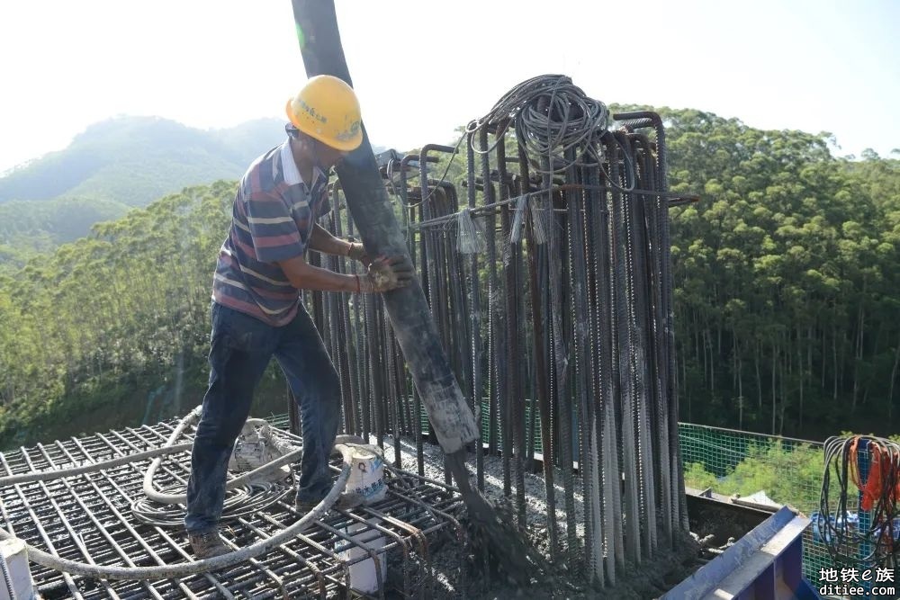 珠肇高铁跨茶山公路特大桥连续梁主墩顺利浇筑完成