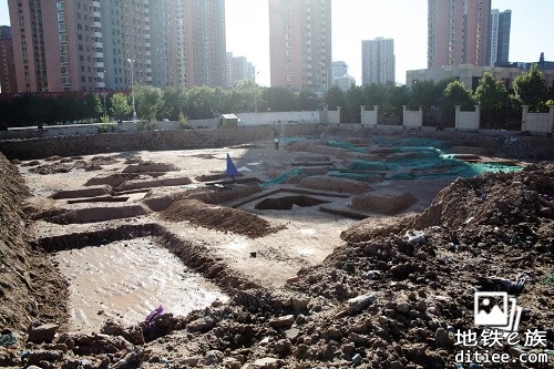 北京太阳宫地铁站施工掘出古墓
