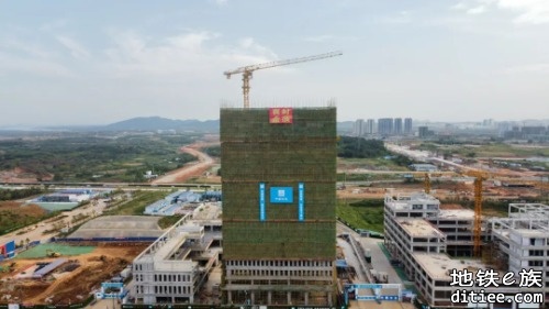 光谷科技金融产业园B地块项目塔楼封顶
