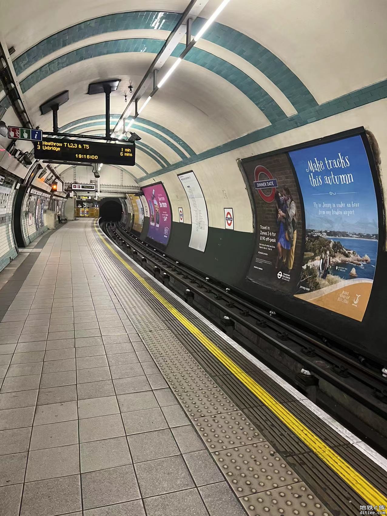 今晨 亲属在伦敦拍摄的地铁贝克街站和福尔摩斯“故居”