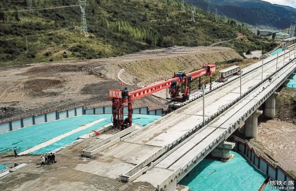 成兰铁路成川段高原区段T​梁全部架设完成