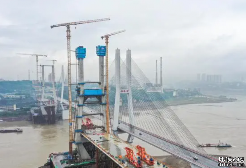 重庆地铁18号线李家沱长江复线桥南岸主塔封顶