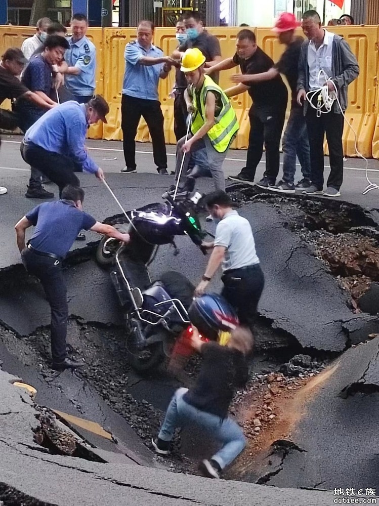 营苑南路路面局部塌陷，无人员伤亡