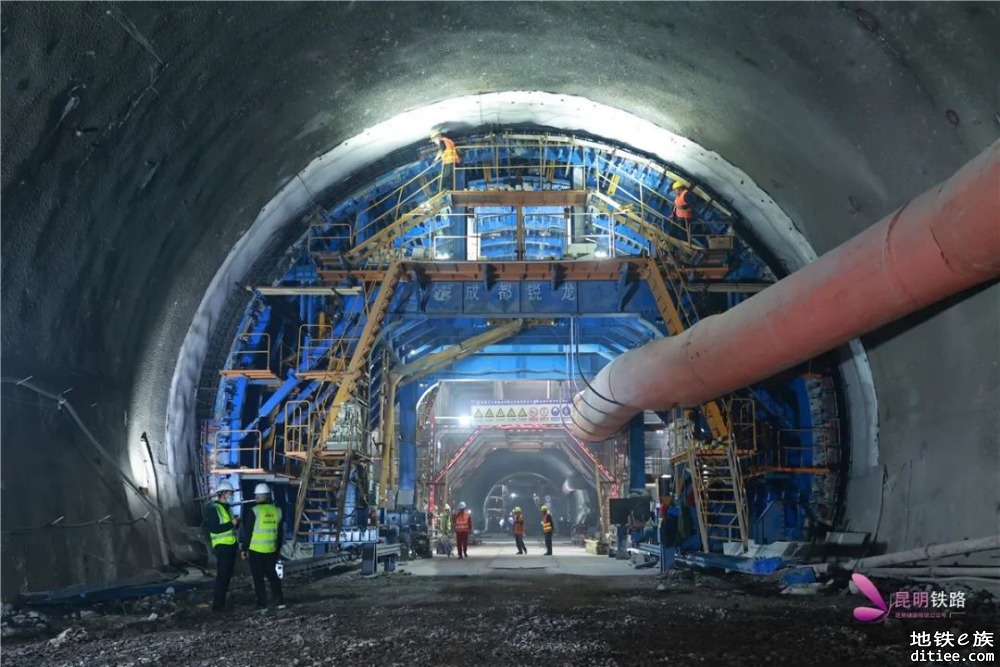 渝昆高铁长水机场隧道进入正洞施工