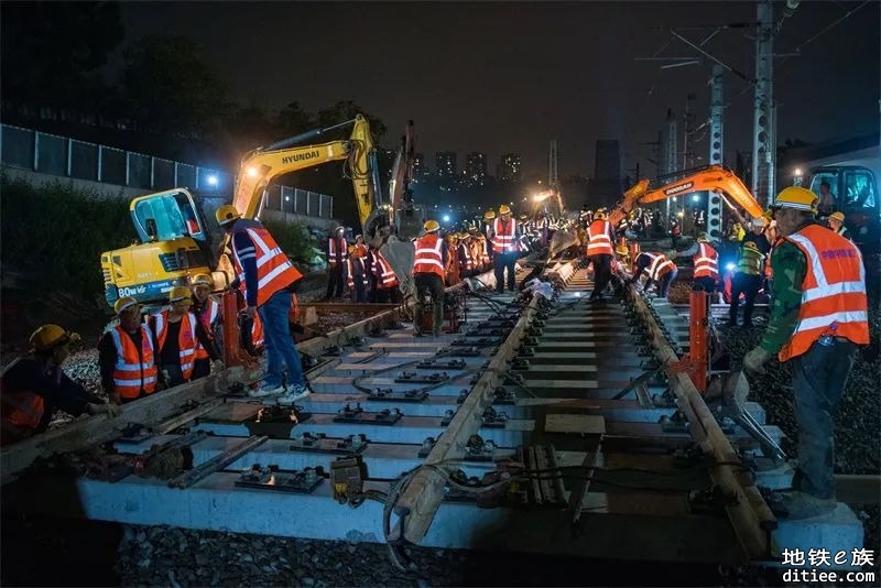 百人“夜战”！万州新田港铁路与宜万铁路成功“对接”