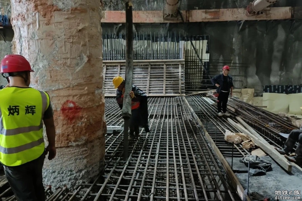 成都地铁13号线华西坝站首段底板浇筑完成