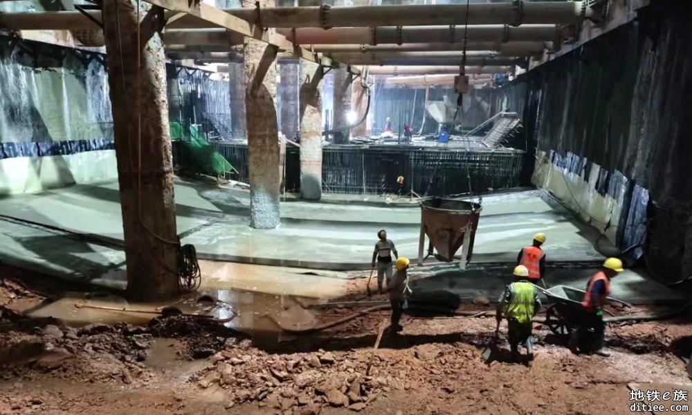 成都地铁13号线华西坝站首段底板浇筑完成