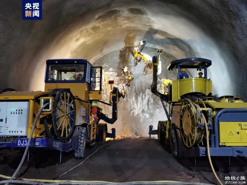 兰州至张掖三四线铁路控制性工程新乌鞘岭隧道贯通