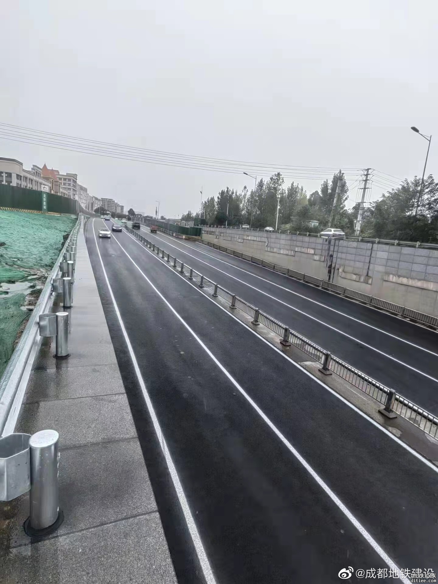 成都轨道交通19号线二期工程龙桥路站完成交安护栏设置