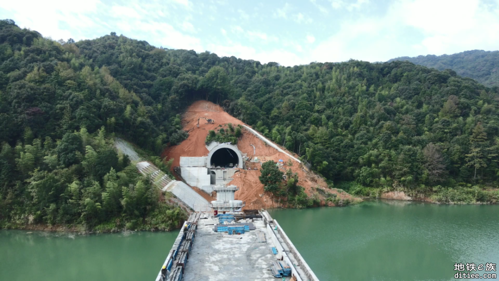 龙岩至武平高铁全线隧道贯通